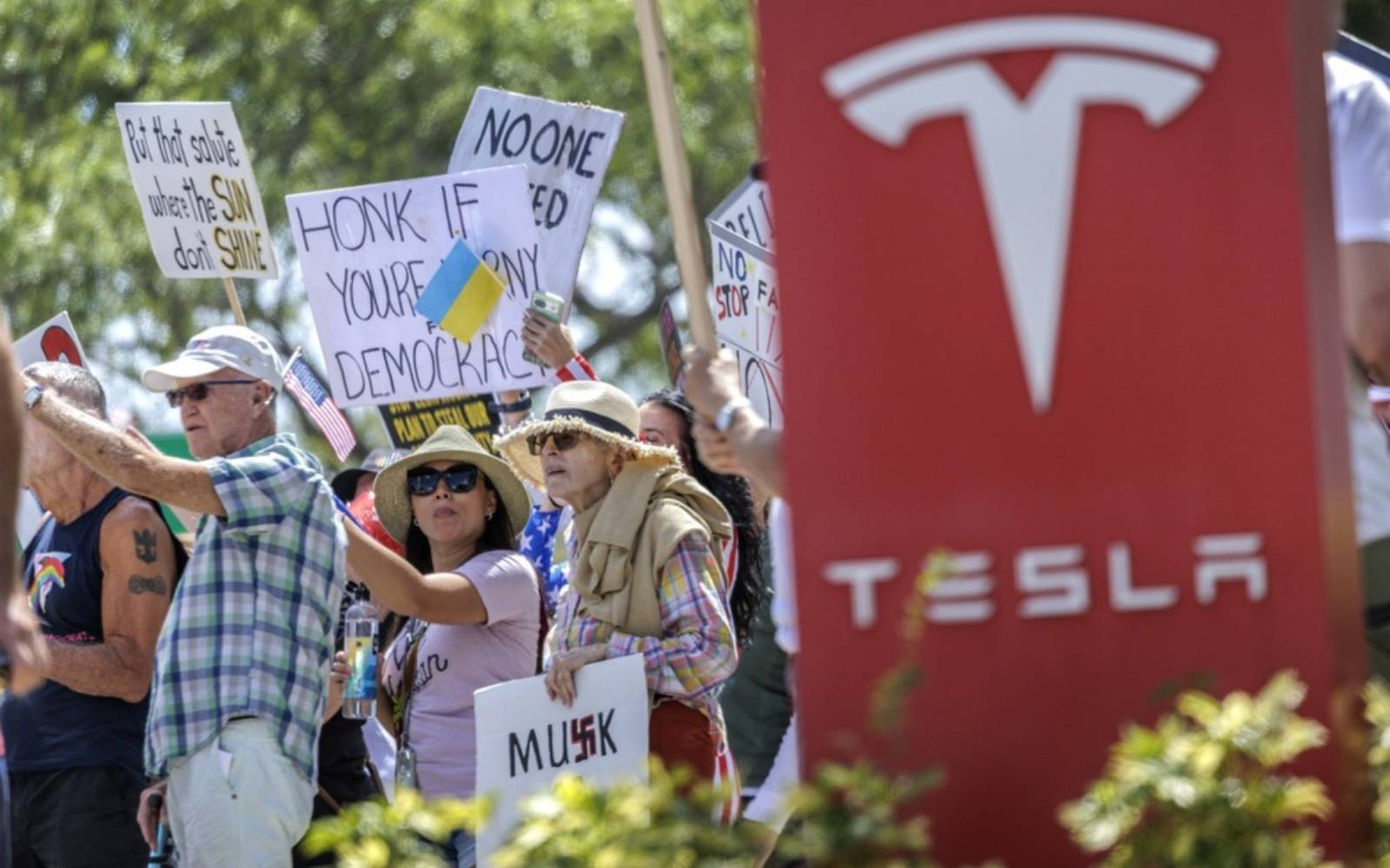 Michigan Protesters Plug Into Saturday’s Big “Tesla Takedown”
